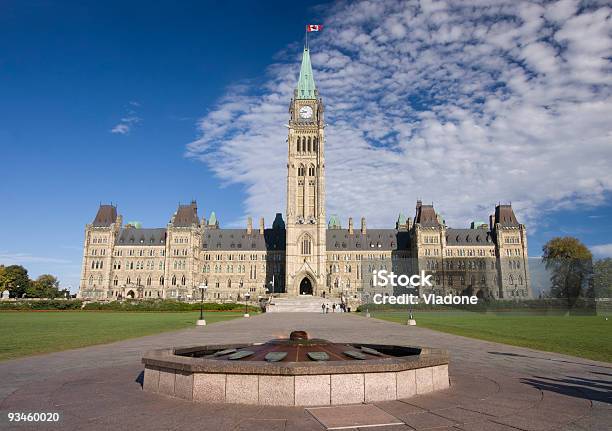 Il Parlamento Del Canada E Degli Eroi Fiamma - Fotografie stock e altre immagini di Palazzo del Parlamento - Palazzo del Parlamento, Canada, Cultura canadese