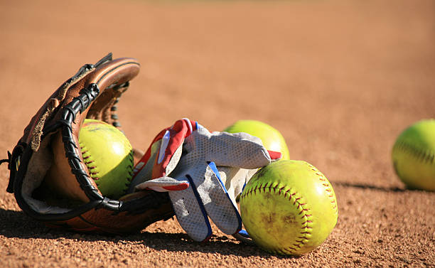 balles de baseball softball et batters gants - scoreboard baseballs baseball sport photos et images de collection