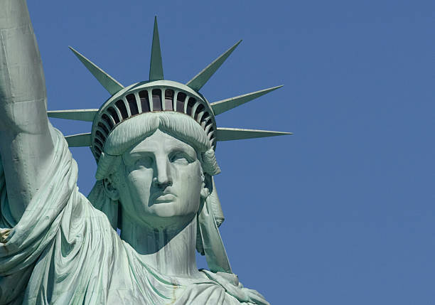la estatua de la libertad en nueva york - statue liberty statue of liberty new york city fotografías e imágenes de stock