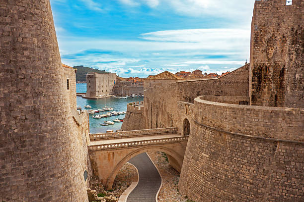 antiga cidade e porto de dubrovnik, croácia - harbor city - fotografias e filmes do acervo