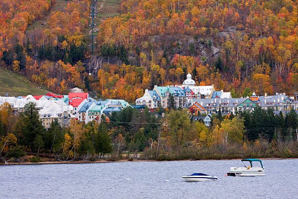 モントランブラン湖や秋の村 - laurentian moutains ストックフォトと画像