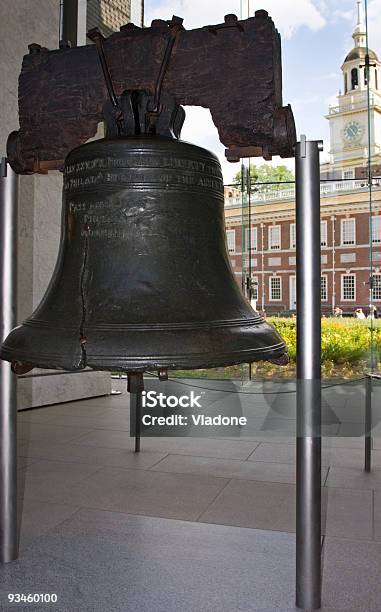 Liberty Bell Lindependence Hall A Philadelphia - Fotografie stock e altre immagini di Antico - Condizione - Antico - Condizione, Campana, Composizione verticale