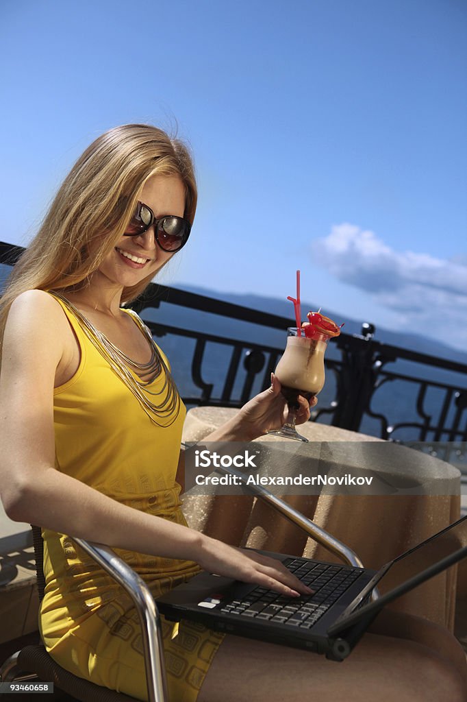 Jeune femme d'affaires travaillant avec ordinateur portable sur le balcon. - Photo de Adulte libre de droits