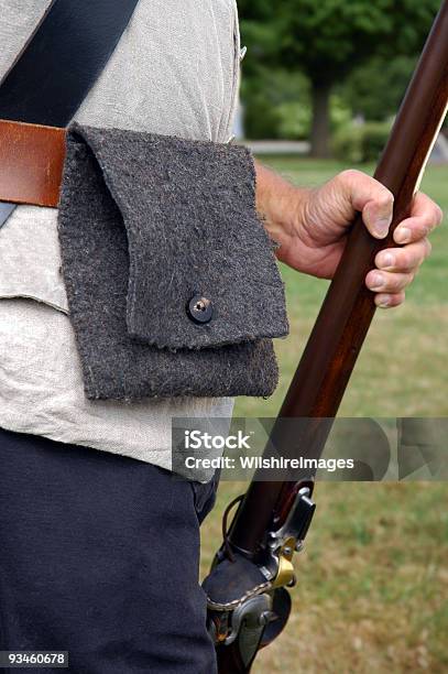 Vermont Colonial Soldier Nuevo Enactor Musket De Retención Foto de stock y más banco de imágenes de Adulto