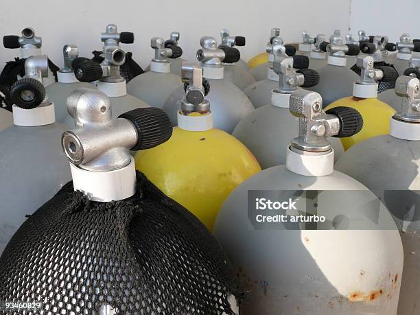 Buceo Depósitos De Aire Foto de stock y más banco de imágenes de Nitrógeno - Nitrógeno, Botella, Tanque de almacenamiento