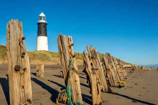 latarnia morska i obrona morza na plaży w spurn point - kingston upon hull zdjęcia i obrazy z banku zdjęć