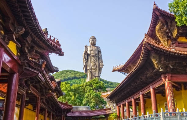 a estátua do grande buda em ling shan. - longshan - fotografias e filmes do acervo