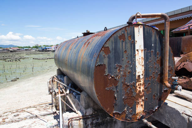 korozja stalowego zbiornika w pobliżu oceanu, zardzewiały metalowy pojemnik na naczynia - rusty storage tank nobody photography zdjęcia i obrazy z banku zdjęć