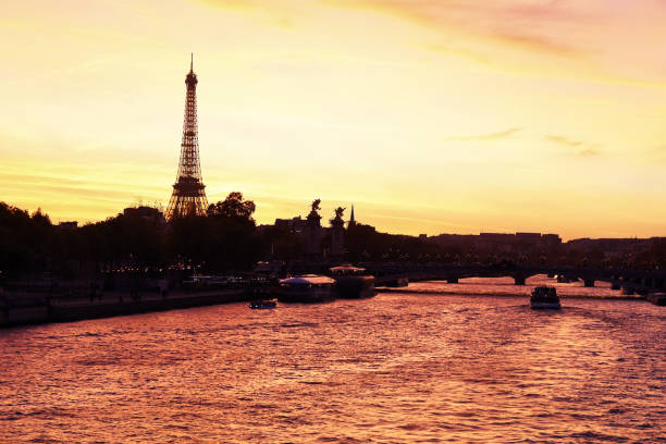 istock Sunset view of Eiffel tower and Seine river in Paris 934624226