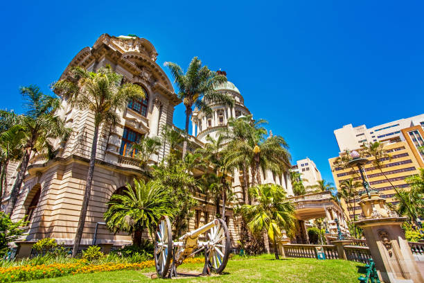 el pasillo de ciudad en durban sudáfrica - city government town hall government building fotografías e imágenes de stock