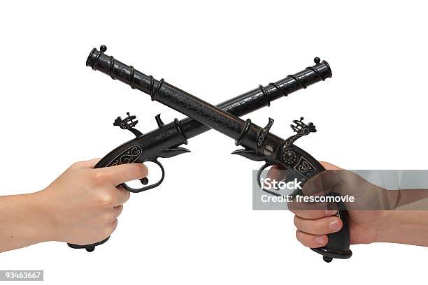 Duas Mãos Com Uma Antiga Pistols - Fotografias de stock e mais imagens de Antigo - Antigo, Antiguidade, Antiguidades