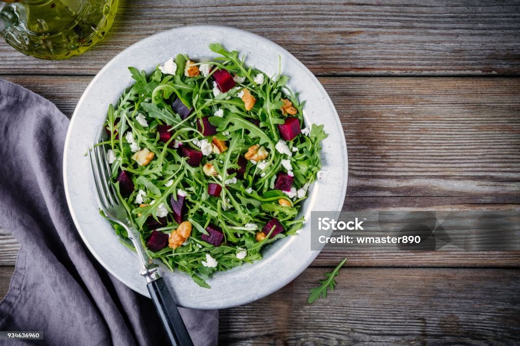 Arugula, 사탕 무 우, 호두와 feta 치즈와 신선한 그린 샐러드 - 로열티 프리 아루굴라 스톡 사진