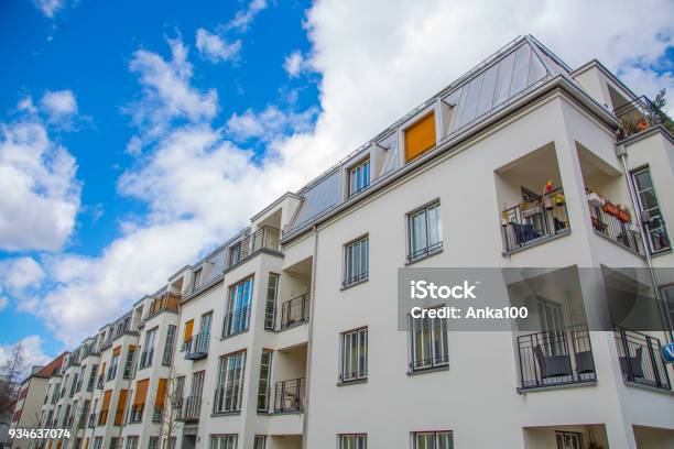 Appartementhaus In Deutschland Schönen Wohngegend Stockfoto und mehr Bilder von Außenaufnahme von Gebäuden - Außenaufnahme von Gebäuden, Balkon, Dachgarten