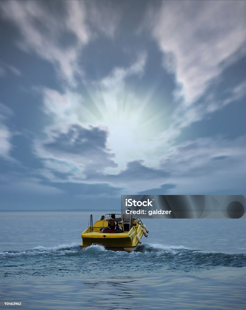 ボートでの海と夕日 - 嵐のロイヤリティフリーストックフォト