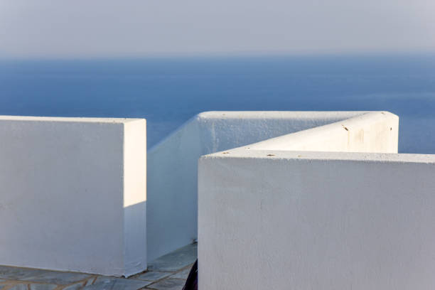 paredes brancas e escadas ao lado da igreja ortodoxa na ilha skiathos - landmarks roof staircase landscape - fotografias e filmes do acervo