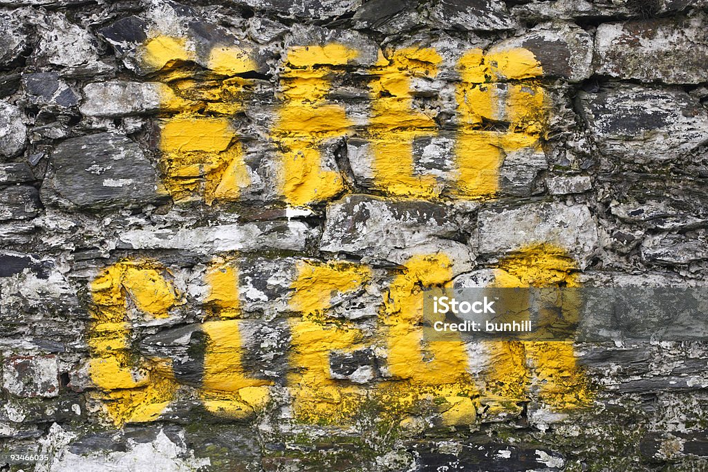 Содержите Ясный Знак Стоянка запрещена, окрашенный на стене в желтой зоне - Стоковые фото Keep Clear - английское словосочетание роялти-фри