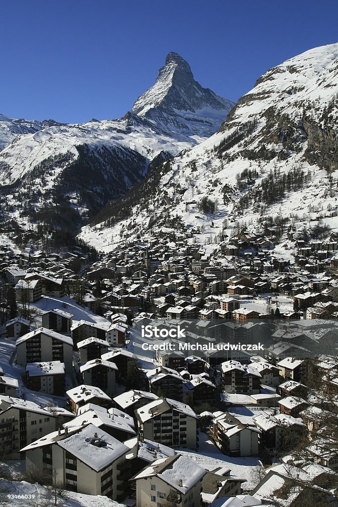 A aldeia de montanha de Zermatt - Foto de stock de Ajardinado royalty-free