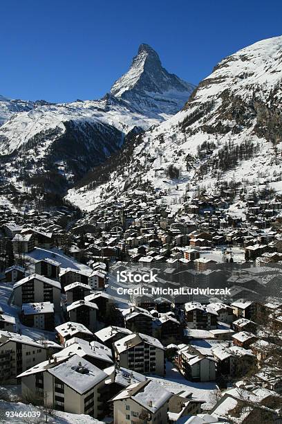 Foto de A Aldeia De Montanha De Zermatt e mais fotos de stock de Ajardinado - Ajardinado, Aldeia, Alpes europeus