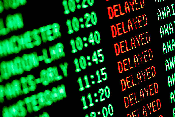 flight delays - delayed departures / arrivals screen - vliegen stockfoto's en -beelden