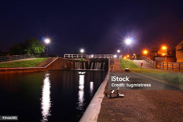 Canal Por La Noche Foto de stock y más banco de imágenes de Agua - Agua, Aire libre, Baranda