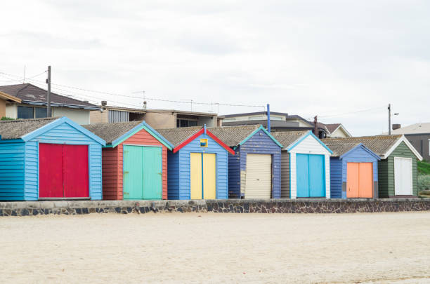 cabines de plage colorées sur la plage de edithvale à melbourne. - edithvale photos et images de collection