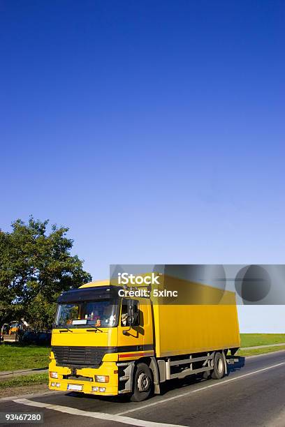 노란색 배달차 배달에 대한 스톡 사진 및 기타 이미지 - 배달, 세미 트럭, 0명