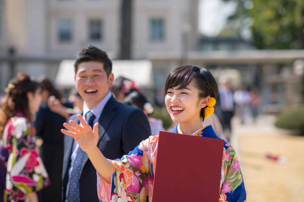 袴の卒業式の後、友達に話しての若い女性 - 卒業　日本 ストックフォトと画像