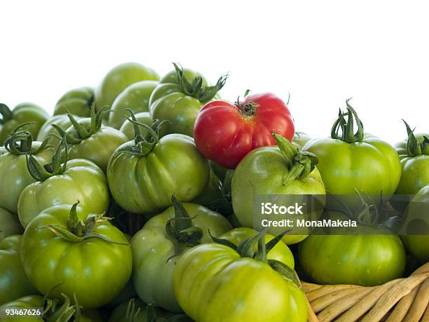 Photo libre de droit de Tomates Vertes Et Un Rouge banque d'images et plus d'images libres de droit de Aliment - Aliment, Aliment cru, Antioxydant