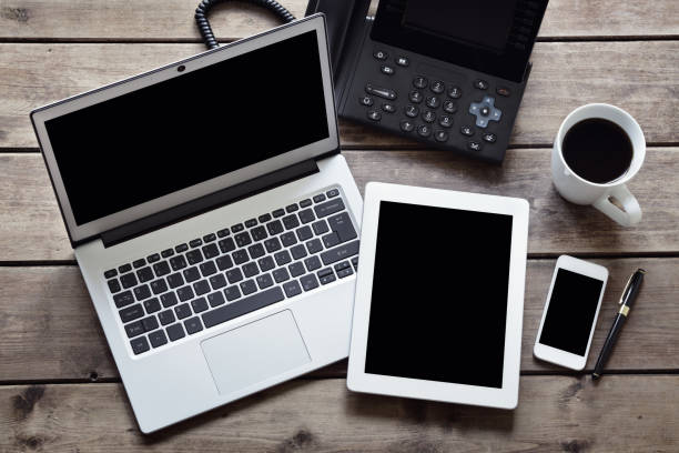 portable ouvert avec tablette numérique blanche et smartphone sur le bureau du haut - electronics photos et images de collection