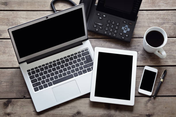 apri laptop con tablet digitale bianco e smartphone sulla scrivania dall'alto - industria elettronica foto e immagini stock