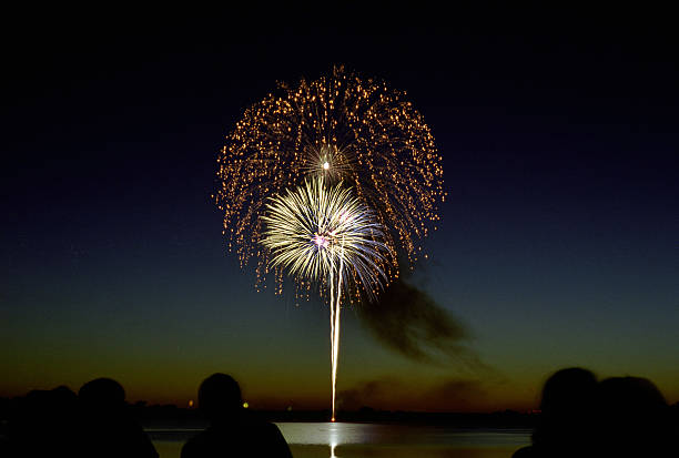 fuochi d'artificio - firework display pyrotechnics fourth of july celebration foto e immagini stock