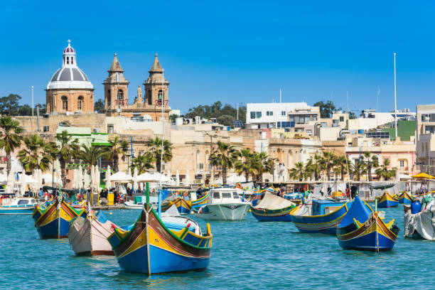 fiherman vibrante barcos en malta - islas de malta fotografías e imágenes de stock