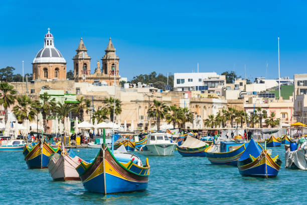 levendige fiherman boten in malta - maltese eilanden stockfoto's en -beelden