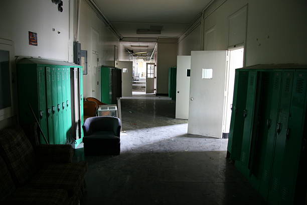 école couloir abandonné - vandalism photos et images de collection