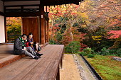 東福寺、京都で日本の秋の紅葉を鑑賞する日本の家族