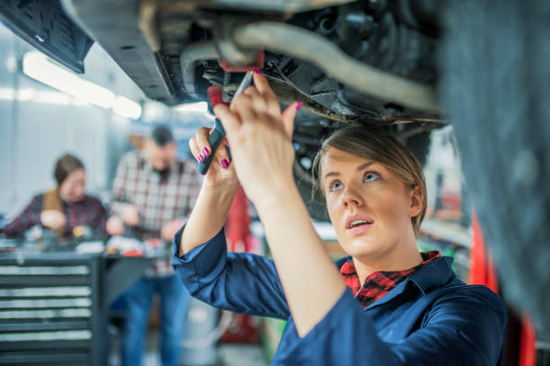 verificação de mulher debaixo do carro - adult manual worker automobile industry transportation - fotografias e filmes do acervo