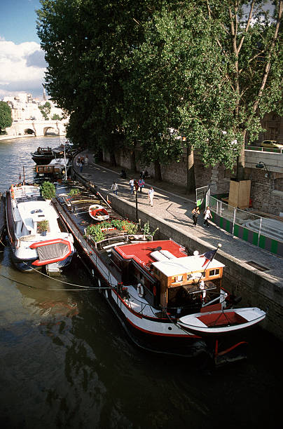 istock Houseboats on the Seine 93469895