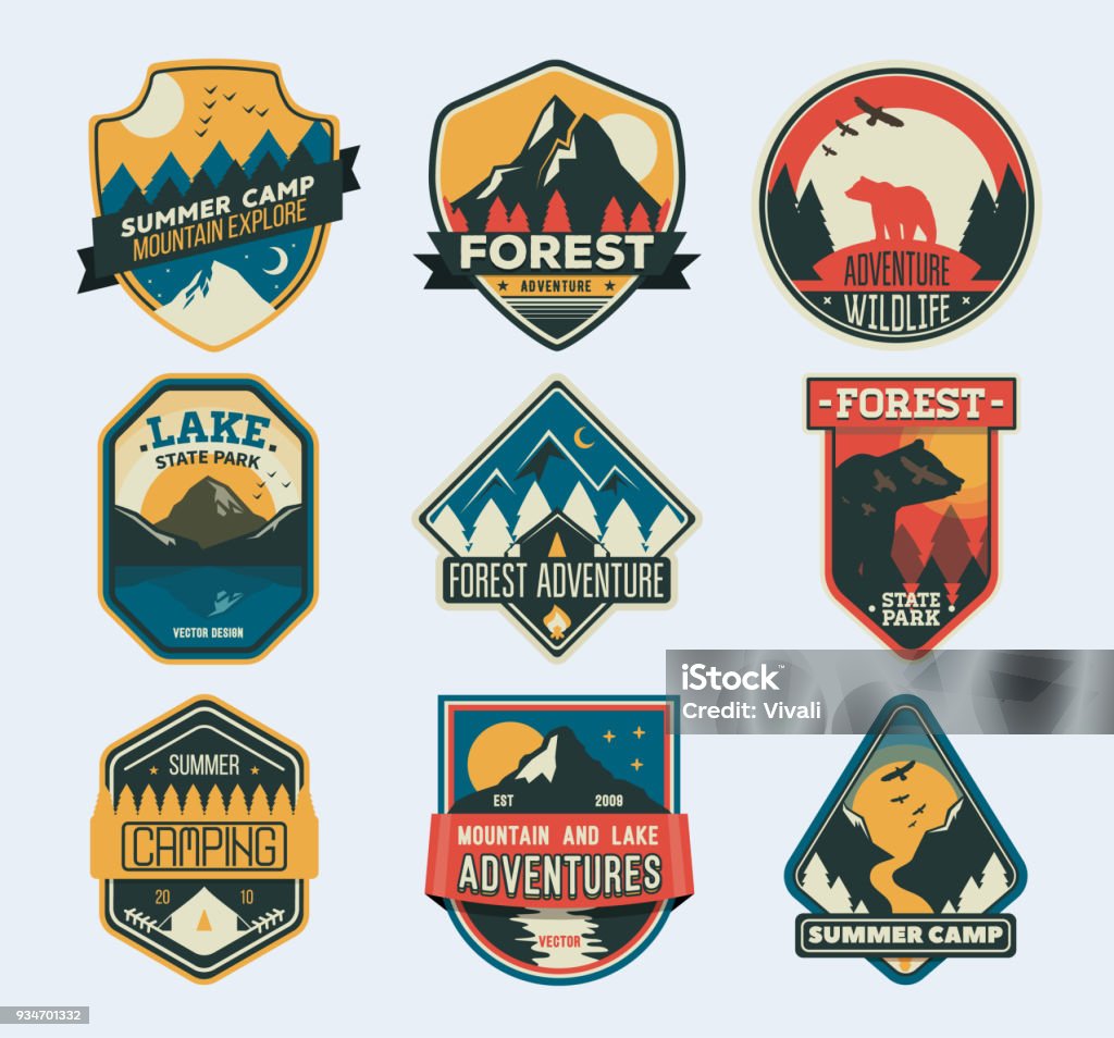 Camp Patches. Badge per campeggio nella foresta, campo di esplorazione, club sportivo estremo turistico. - arte vettoriale royalty-free di Logo