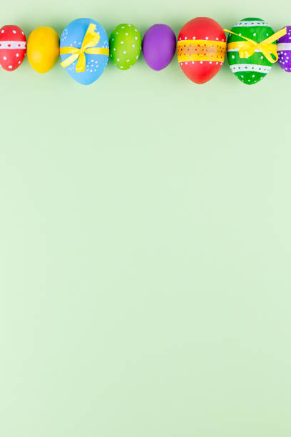 colorido páscoa ovos no pastel colocar plano de fundo verde. espaço de cópia - red easter blue frame - fotografias e filmes do acervo