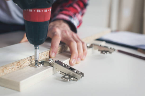 человек, работающий с дрелью - work tool hand tool home improvement nail стоковые фото и изображения