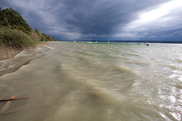 tempestuosa dia - wechselhaft imagens e fotografias de stock