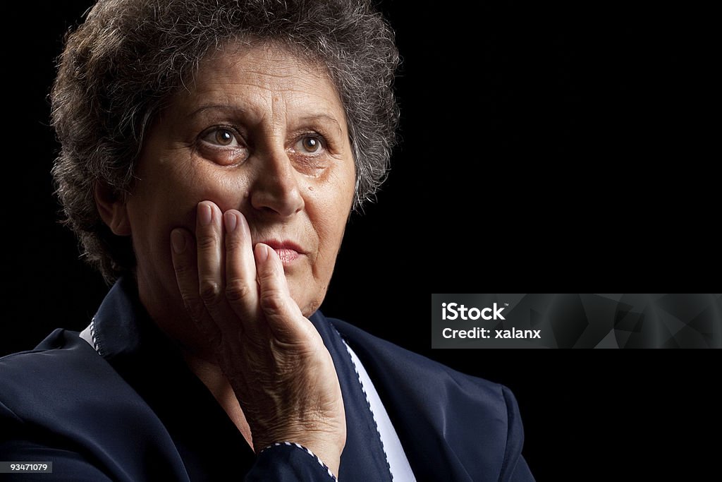 Starszy kobieta na czarnym - Zbiór zdjęć royalty-free (Ból)