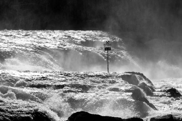 cataratas del rin - la cascada más grande de europa en invierno - rhine river audio fotografías e imágenes de stock