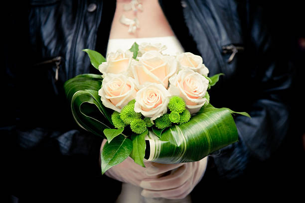 sposa tenendo il bouquet da sposa - formal glove glove leather pink foto e immagini stock