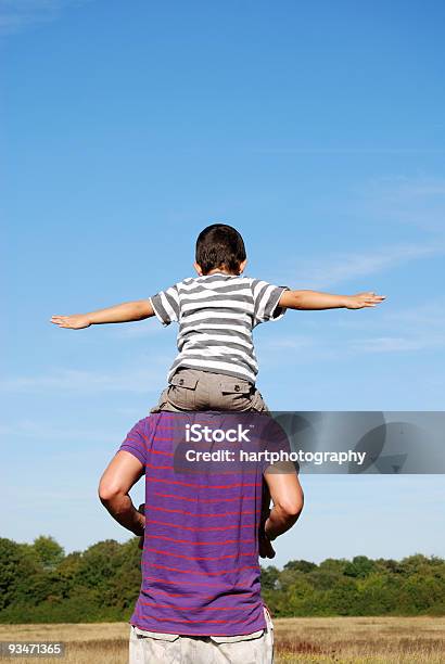 Foto de Voando Alto e mais fotos de stock de Criança - Criança, No ombro, Adulto