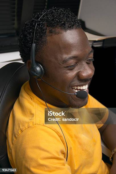 Auriculares Foto de stock y más banco de imágenes de Adulto - Adulto, Africano-americano, Afrodescendiente