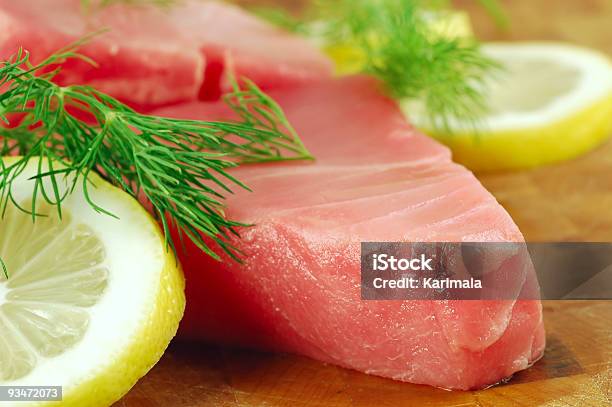 Surowe Stek Z Tuńczyka - zdjęcia stockowe i więcej obrazów Deska do krojenia - Deska do krojenia, Stek z tuńczyka, Surowy - Sposób przygotowania jedzenia