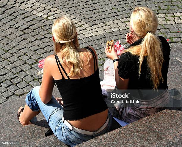Zwei Blondes Mädchen Eine Mittagspause Stockfoto und mehr Bilder von Blondes Haar - Blondes Haar, Erwachsene Person, Essen - Mund benutzen