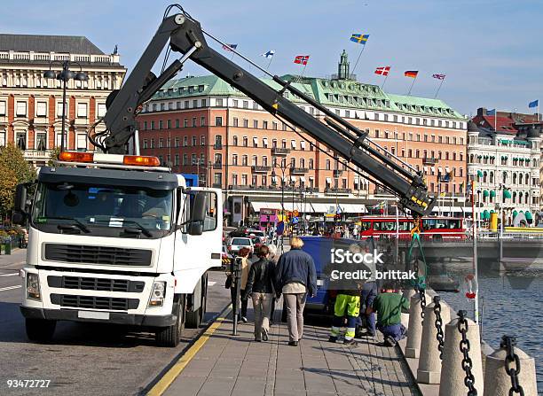 Branca Camião Em Estocolmo Center - Fotografias de stock e mais imagens de Camião - Camião, Guindaste - Maquinaria de Construção, Ao Ar Livre