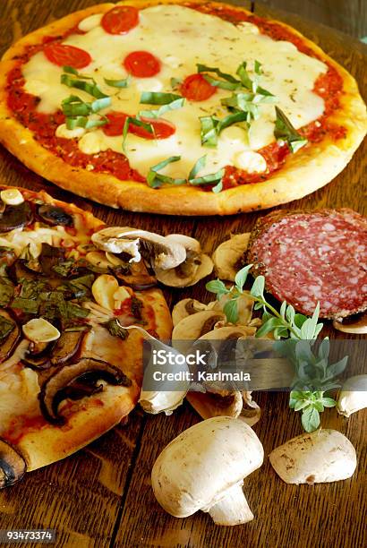 Tipo Seta Ajo Pizza Foto de stock y más banco de imágenes de Ajo - Ajo, Al horno, Albahaca